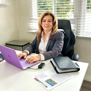 Meet your Posher, Adela